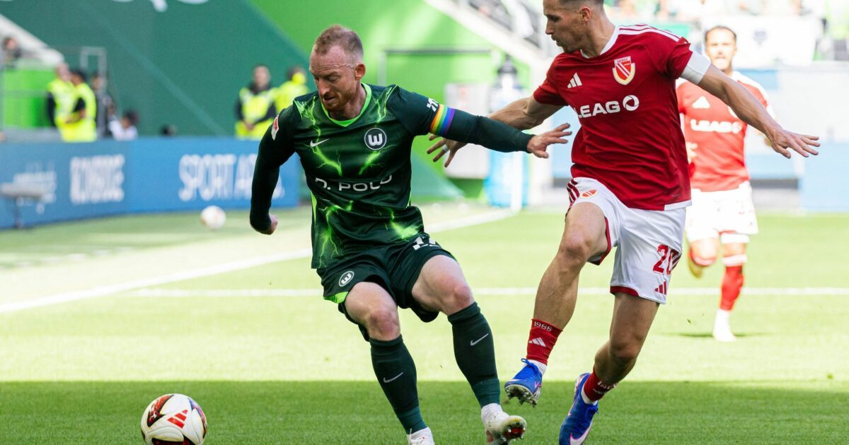 Der VfL Wolfsburg um Maximilian Arnold (l) und Energie Cottbus um Axel Borgmann (r) lieferten sich eine packende Partie.