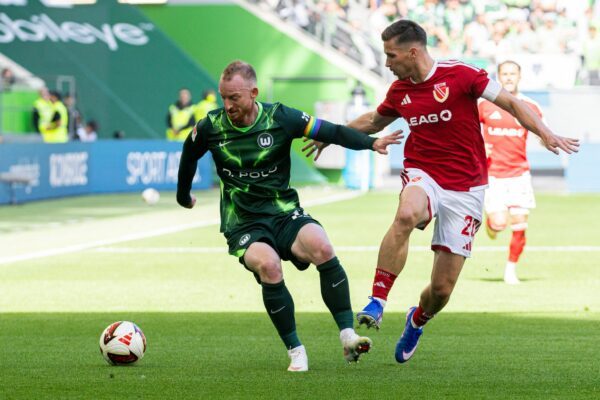 Der VfL Wolfsburg um Maximilian Arnold (l) und Energie Cottbus um Axel Borgmann (r) lieferten sich eine packende Partie.