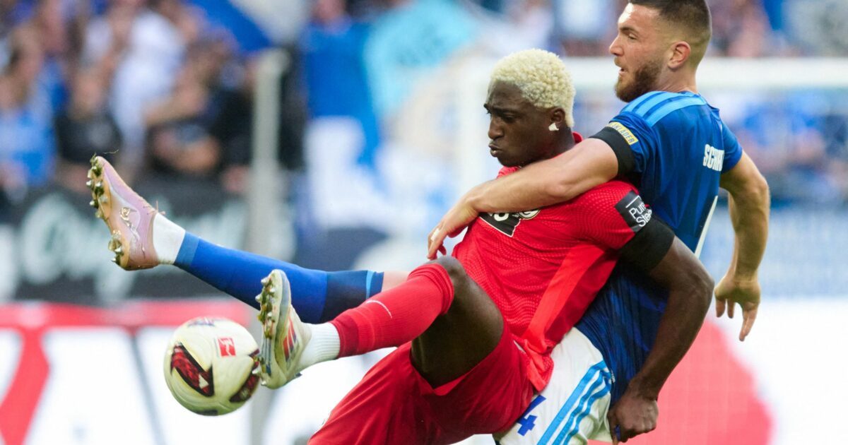 Schalker und Elversberger lieferten sich viele enge Duelle.