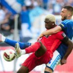 Schalker und Elversberger lieferten sich viele enge Duelle.