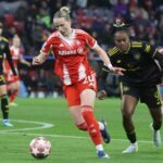 Verteidigerin mit Offensivdrang: Bayern-Spielerin Franziska Kett (l). (Archivbild)