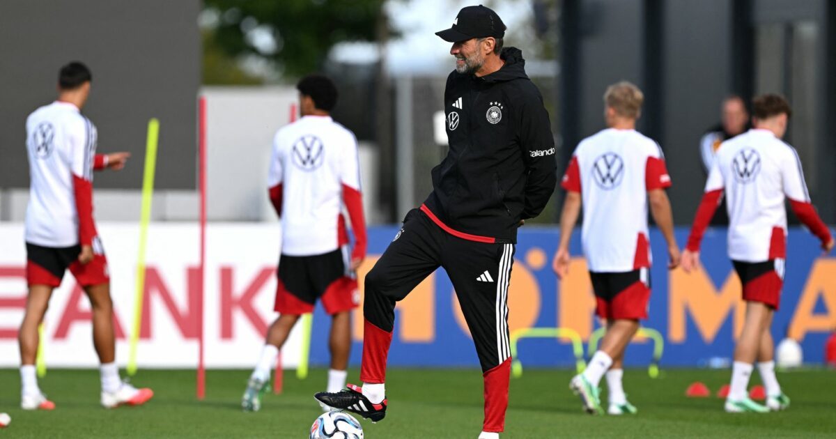 Jürgen Klopp beobachtet den Trainingsstart der Fußball-Nationalmannschaft.