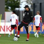 Jürgen Klopp beobachtet den Trainingsstart der Fußball-Nationalmannschaft.
