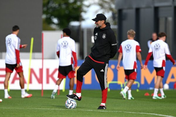 Jürgen Klopp beobachtet den Trainingsstart der Fußball-Nationalmannschaft.