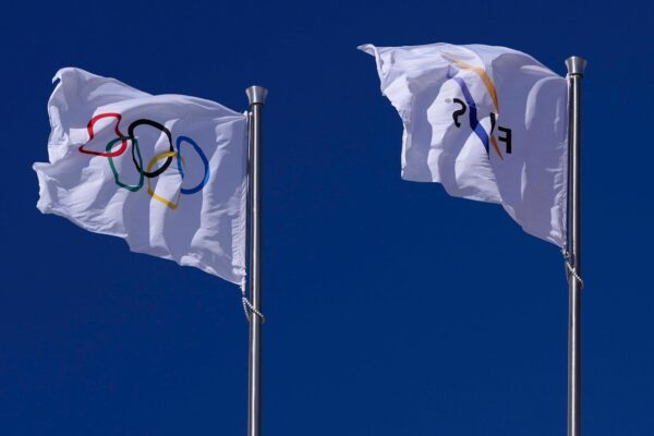 Der Ski-Weltverband erlaubt unter strikten Vorgaben künftig wieder den Start von russischen und belarussischen Athletinnen und Athleten. (Archivbild)