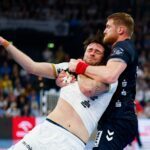 Kiels Veron Nacinovic (l) und Flensburgs Blaz Blagotinsek kämpfen um den Ball. (Archivbild)
