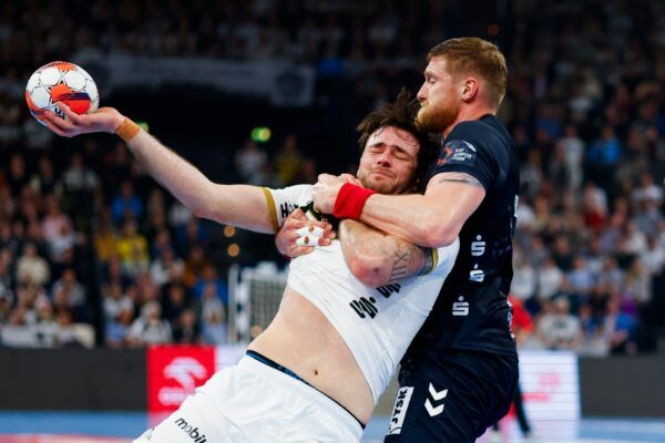 Kiels Veron Nacinovic (l) und Flensburgs Blaz Blagotinsek kämpfen um den Ball. (Archivbild)