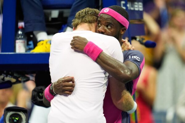 Frances Tiafoe (r) tröstet den weinenden Alex Michelsen.