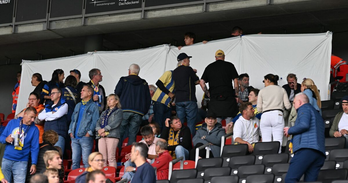 Ein Zuschauer ist nach einem Notfall bei der Zweitliga-Partie zwischen Eintracht Braunschweig und Dynamo Dresden gestorben.