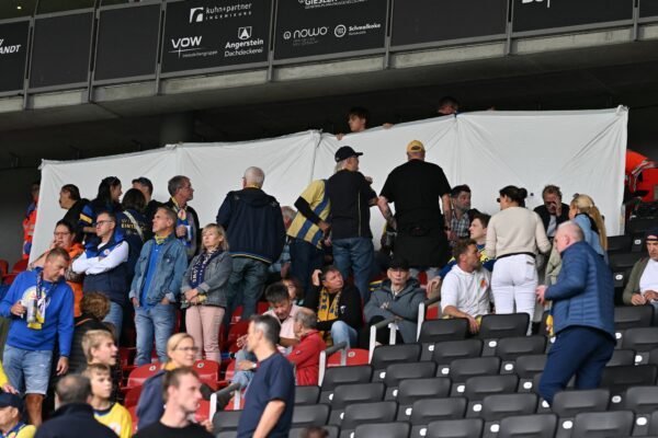 Ein Zuschauer ist nach einem Notfall bei der Zweitliga-Partie zwischen Eintracht Braunschweig und Dynamo Dresden gestorben.