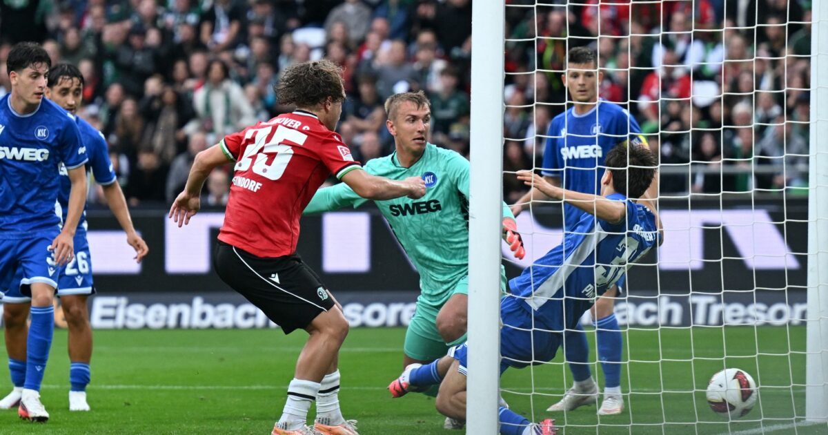 Lars Gindorf (Mitte l) trifft gegen den Karlsruher SC zum 1:0 für Hannover 96.