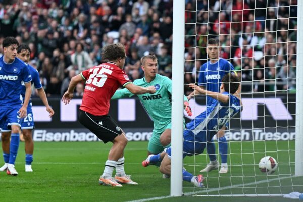 Lars Gindorf (Mitte l) trifft gegen den Karlsruher SC zum 1:0 für Hannover 96.