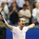 Alexander Zverev jubelt über seinen zweiten Grand-Slam-Turniersieg.