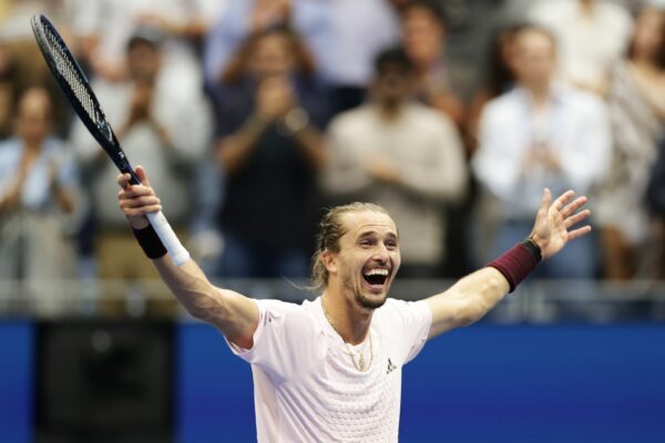 Alexander Zverev jubelt über seinen zweiten Grand-Slam-Turniersieg.