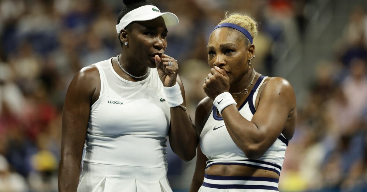 Venus (l) und Serena Williams berieten sich auf dem Court.