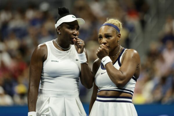 Venus (l) und Serena Williams berieten sich auf dem Court.