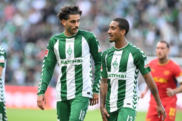Eren Dinkci von Werder Bremen (links im Gespräch mit seinem Teamkollegen Arthur).