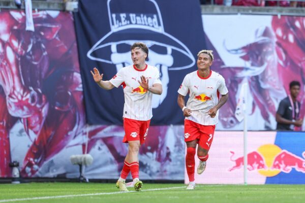 Rocco Reitz (l) nach seinem Tor gegen Ex-Club Mönchengladbach. (Archivbild)