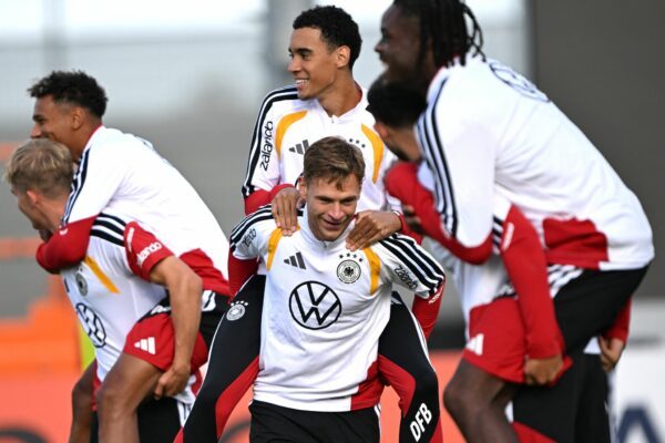 DFB-Kapitän Kimmich (M) möchte in der Nationalmannschaft weiter vorangehen.