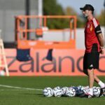 Jürgen Klopp schaut beim Training der Nationalmannschaft genau hin.