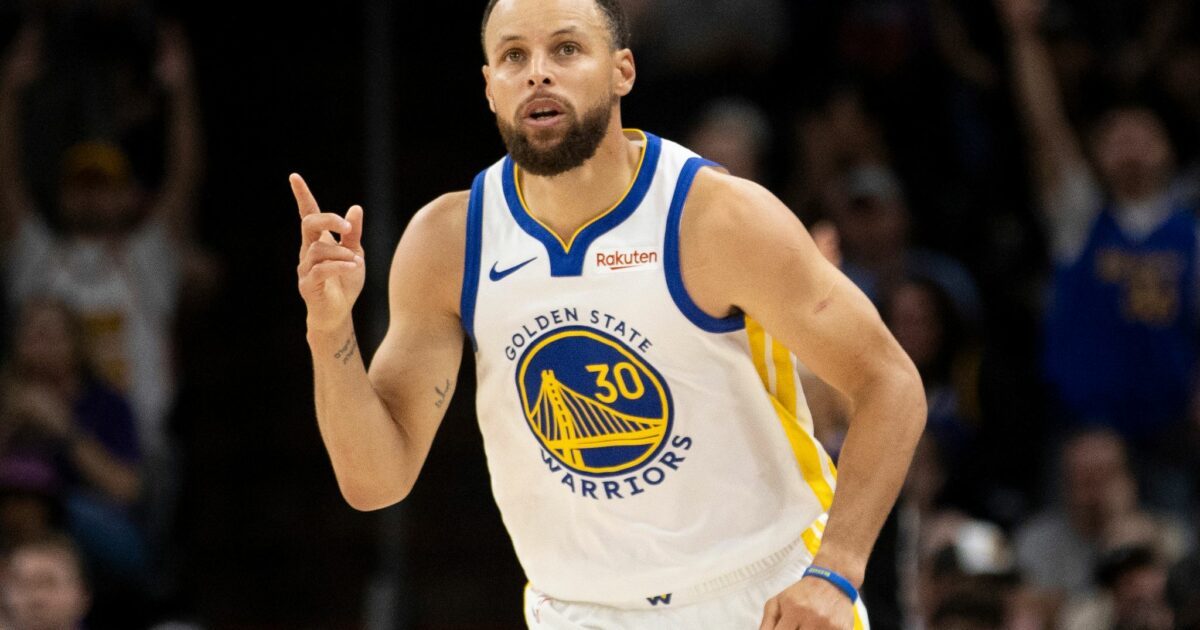 Stephen Curry verlängert Medienberichten zufolge seinen Vertrag bei den Warriors. (Archivbild)