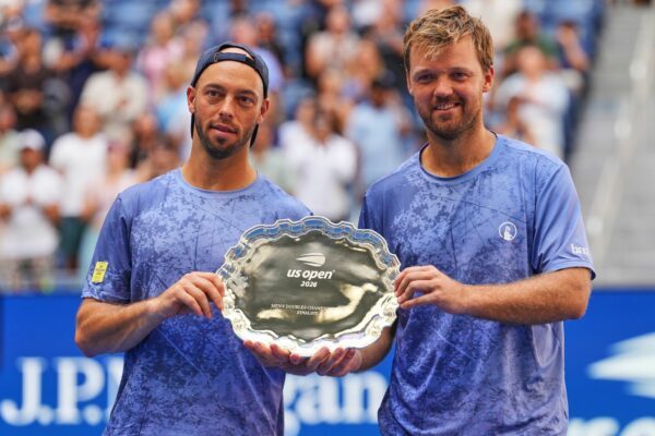 Tim Pütz (l) und Kevin Krawietz präsentieren die Trophäe nach der Finalniederlage bei den US Open.