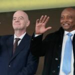 Afrikas Fußballpräsident Patrice Motsepe (r) steht fest an der Seite von FIFA-Chef Gianni Infantino. (Archivbild)