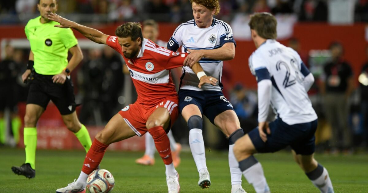 Vancouvers Oliver Larraz im Zweikampf mit Philip Zinckernagel von Chicago Fire (l).