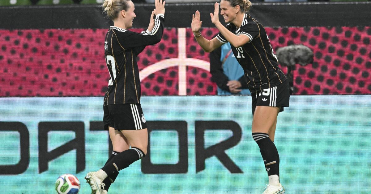 Traf zum deutschen Sieg gegen Japan: Klara Bühl (r.).