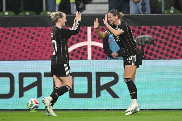 Traf zum deutschen Sieg gegen Japan: Klara Bühl (r.).