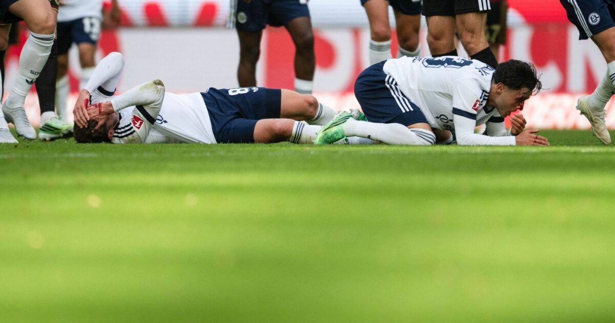 Robin Gosens und Soufiane El-Faouzi müssen nach einem Kopfzusammenstoß behandelt werden.