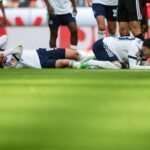 Robin Gosens und Soufiane El-Faouzi müssen nach einem Kopfzusammenstoß behandelt werden.