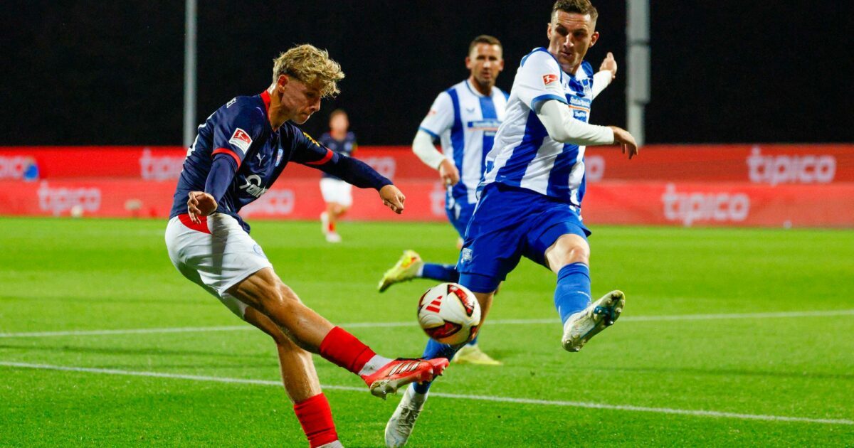 Hertha-Verteidiger Niklas Kolbe (r) blockt eine Flanke des Kielers Till Wiese.