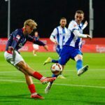 Hertha-Verteidiger Niklas Kolbe (r) blockt eine Flanke des Kielers Till Wiese.