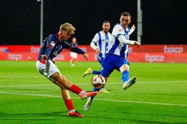 Hertha-Verteidiger Niklas Kolbe (r) blockt eine Flanke des Kielers Till Wiese.