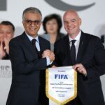 Gianni Infantino (r) mit Salman bin Ibrahim al-Chalifa