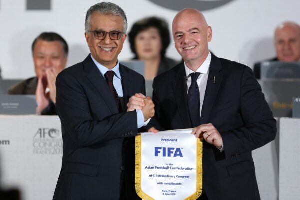 Gianni Infantino (r) mit Salman bin Ibrahim al-Chalifa
