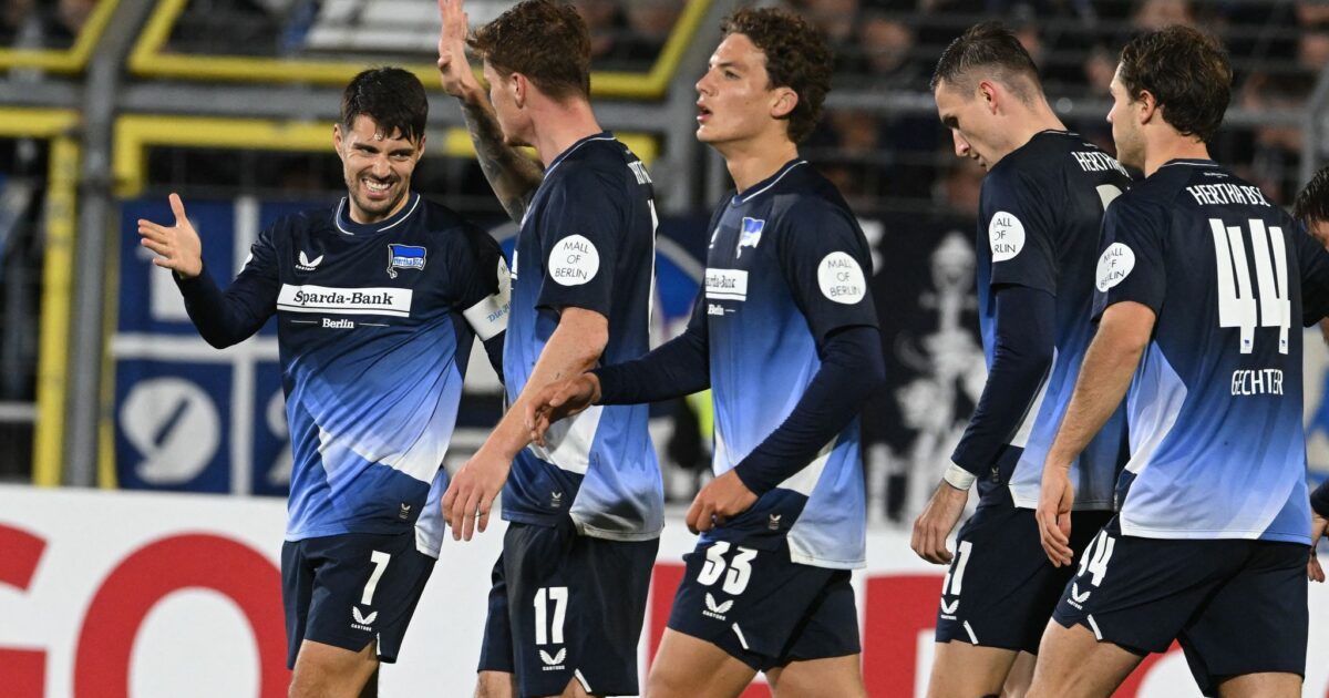 Die Hertha-Profis bejubeln das 1:0 durch Kapitän Josip Brekalo.