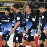 Die Hertha-Profis bejubeln das 1:0 durch Kapitän Josip Brekalo.