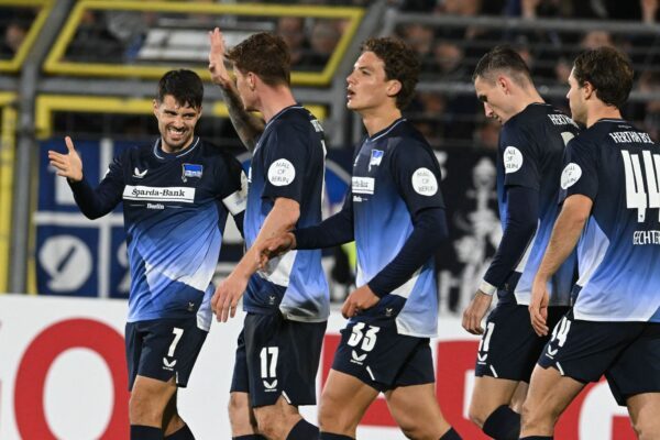 Die Hertha-Profis bejubeln das 1:0 durch Kapitän Josip Brekalo.