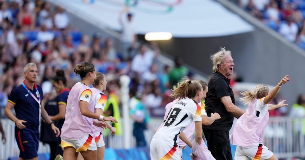 Jubel über Olympia-Bronze: Bundestrainer Horst Hrubesch und die deutschen Fußballerinnen 2024. (Archiv)