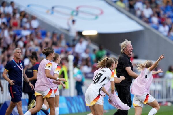 Jubel über Olympia-Bronze: Bundestrainer Horst Hrubesch und die deutschen Fußballerinnen 2024. (Archiv)