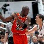 Für dieses Jordan-Trikot aus den NBA-Finals 1998 ist ein Rekord-Preis bezahlt worden. (Archivbild)