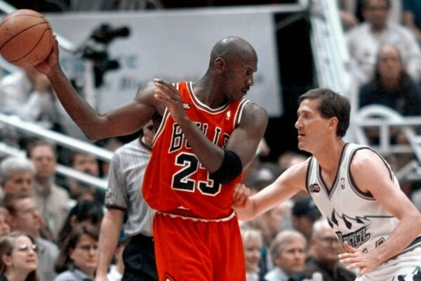 Für dieses Jordan-Trikot aus den NBA-Finals 1998 ist ein Rekord-Preis bezahlt worden. (Archivbild)
