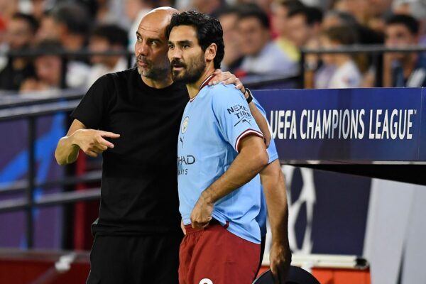 Gündoğan (r) spricht über Klopp - und Guardiola (l). (Archivbild)