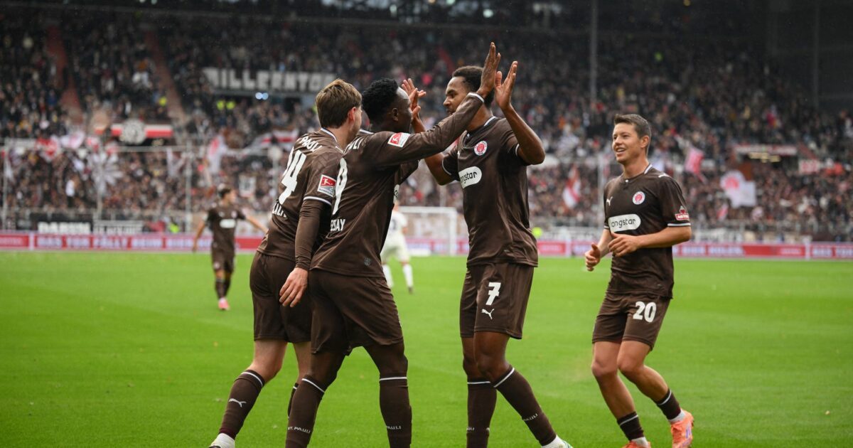 St. Pauli bejubelt den Treffer zum 1:0.