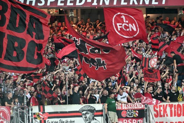 Die Fans des 1. FC Nürnberg erleben in dieser Saison endlich wieder ein Hoch. (Archivbild)