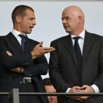 Aleksander Ceferin (l) will UEFA-Präsident bleiben und fordert nicht Gianni Infantino (r) heraus.