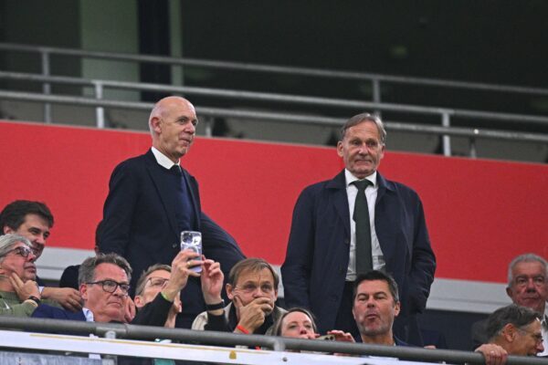 Bernd Neuendorf und Hans-Joachim Watzke (r) sprechen sich gegen Gianni Infantino aus. (Archivbild)