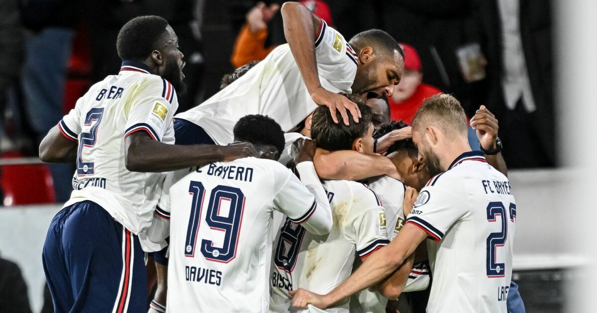 Rücken noch enger zusammen: Die Bayern-Spieler nach dem 3:1 in Freiburg.